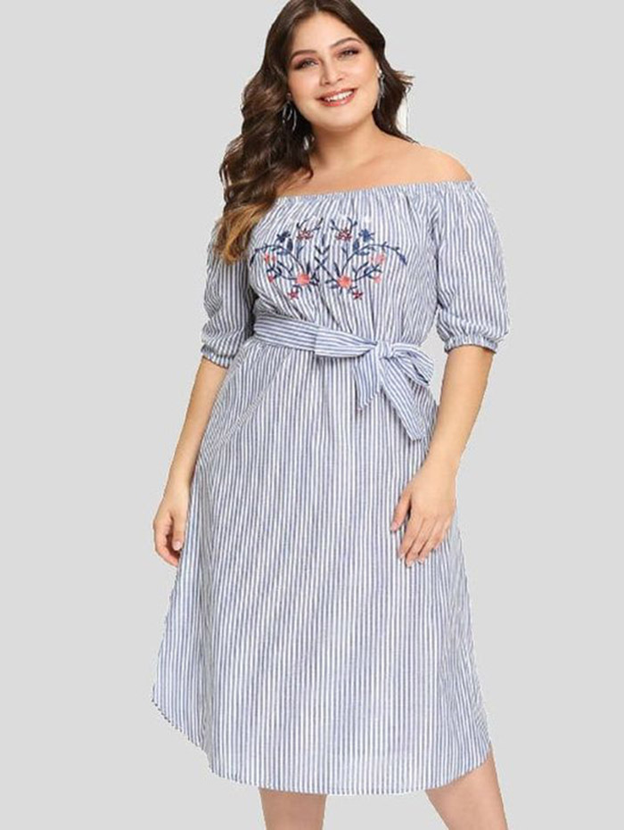 Vestido midi plus size com mangas ciganinhas, tecido listrado em azul e branco e um bordado floral lindo no busto