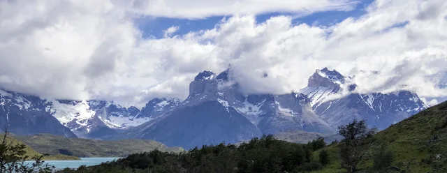 2 Weeks in Patagonia: Cloud-covered mountains in Torres del Paine National Park in Chile