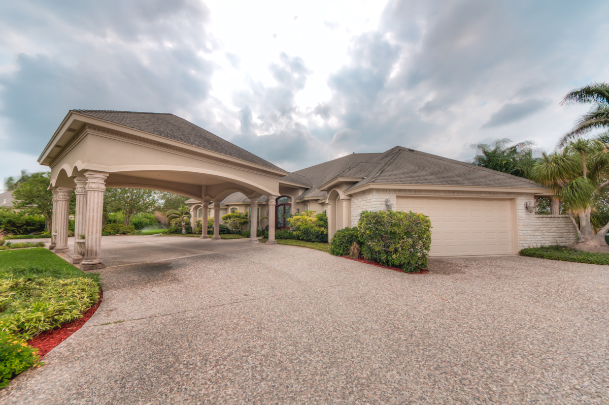 Monica Benavides Realtor