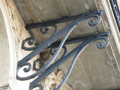 Console métallique du balcon du 9 quai Voltaire à Paris