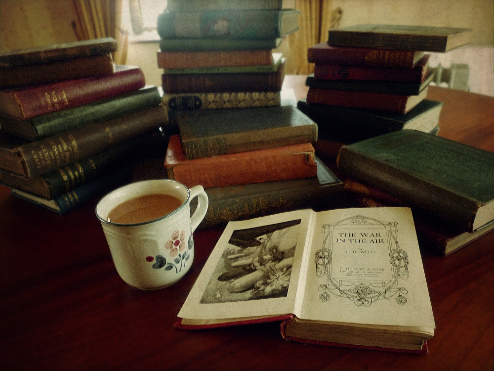 Литературные путешествия книги. Хемингуэй книги и кофе. Книги о чае в библиотеке. Красивые фотографии книг классиков. Книжное настроение.