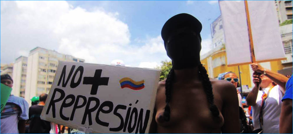 mujeres ensenan las tetas venezolanas marcha