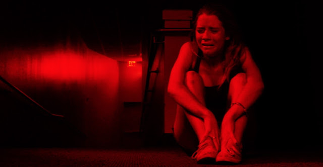Charlie assusta adolescentes no novo trailer do terror sobrenatural A Forca