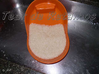 Lavar o arroz para retirar a parafina de proteção
