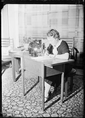 Frau an einer alten Pfaff 130 Nähmaschine in einem Museum - Bild von einer alten Glasplatte - vermutlich nach 1950
