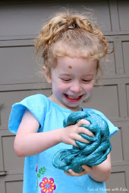 How to make slime using laundry detergent!  A NEW recipe for slime making from Fun at Home with Kids that uses neither borax nor liquid starch.  You can find the necessary ingredients in the UK and Canada as well as in the US.