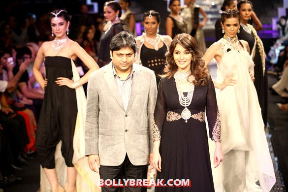 Madhuri Dixit - (5) - Madhuri Dixit Walk the Ramp at IIJW 2012 finale