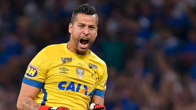 Grande atuação do goleiro da Raposa 