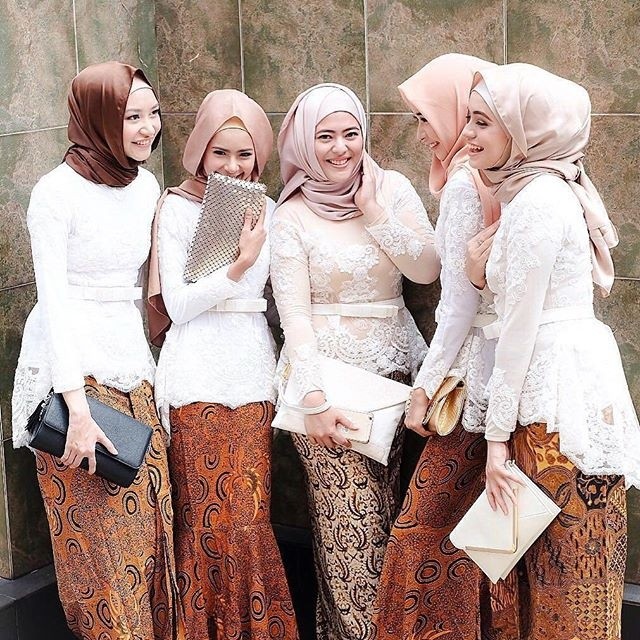 Model Kebaya Putih Hijab Rok Batik Solo - Inspirasi Kebaya Indonesia