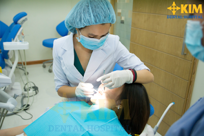 Đưa trẻ đến gặp bác sĩ để lấy cao răng, diệt trừ vi khuẩn dính trên các mảng bám răng.