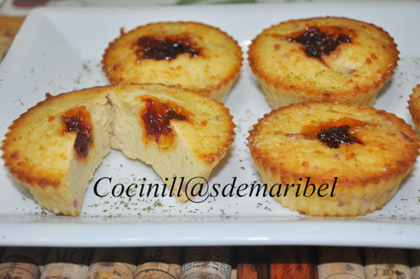 Muffins de bacon, queso y pimientos confitados