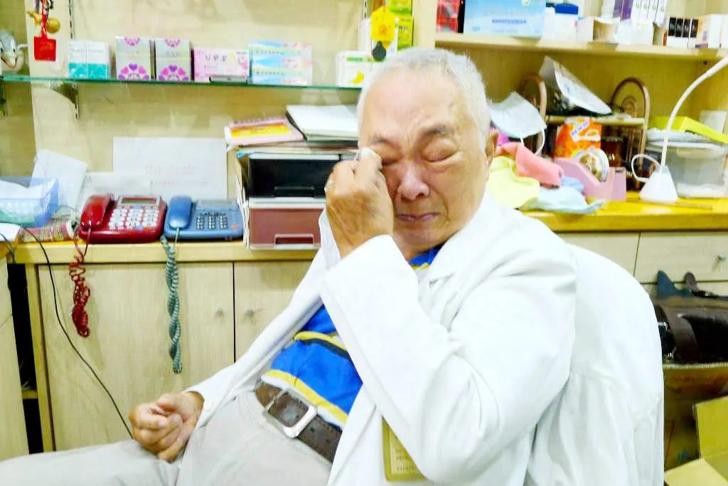 感人！台南72歲老藥師包著尿布也要賣口罩｜假日都不休息｜只為了想多服務民眾