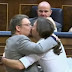 Politikanët puthen në buzë në mes të Parlamentit të Spanjës