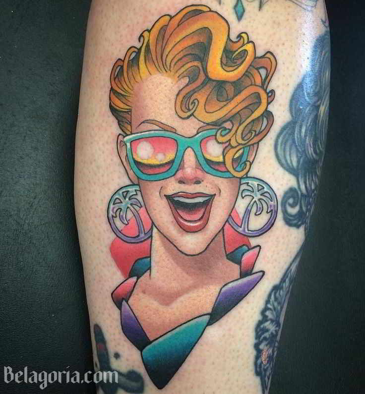 Un tatuaje estilo años 80 para chica