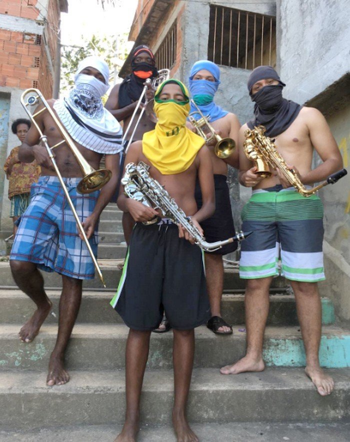 culturavivanews Rio de Janeiro. Jovens empunhando instrumentos
