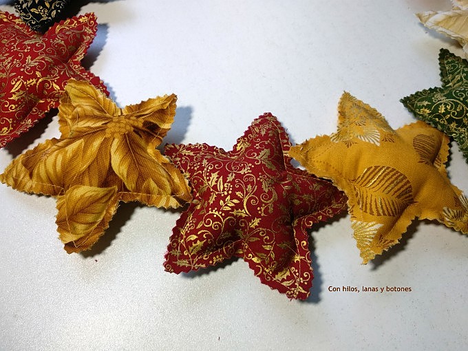 Con hilos, lanas y botones: Decoración de Navidad - Estrellas de tela