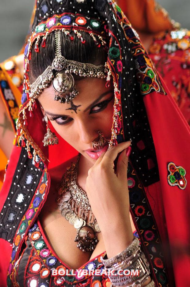 Gabriela Bertante still in blue traditional outfit showing her hot navel and amazing body - (5) - Gabriela Bertante Item  BLUE dress HOT PHOtoS