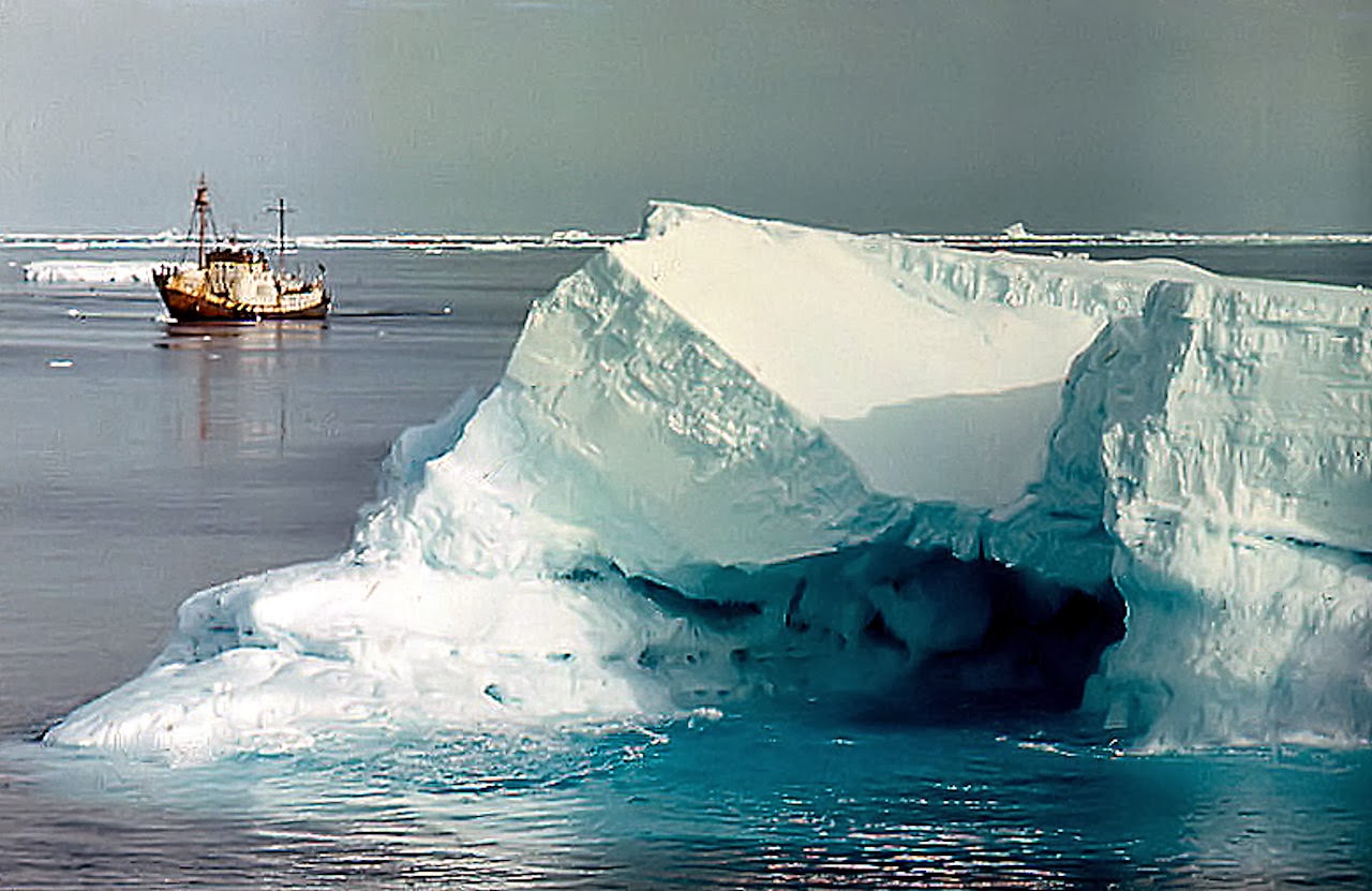 Корабль северный океан. Северный Ледовитый океан Титаник. Айсберг и Титаник. Антарктида. Северный полюс.