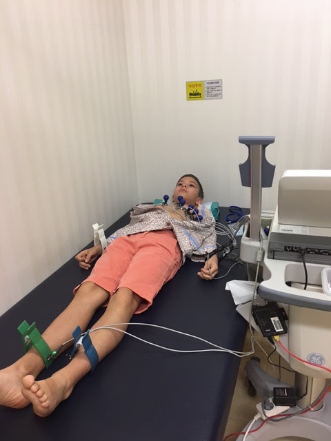 Экг сердца женщине. Кардиограмма девушке. Кардиограмма девушке. Экг сердца женщине. Экг девушке.