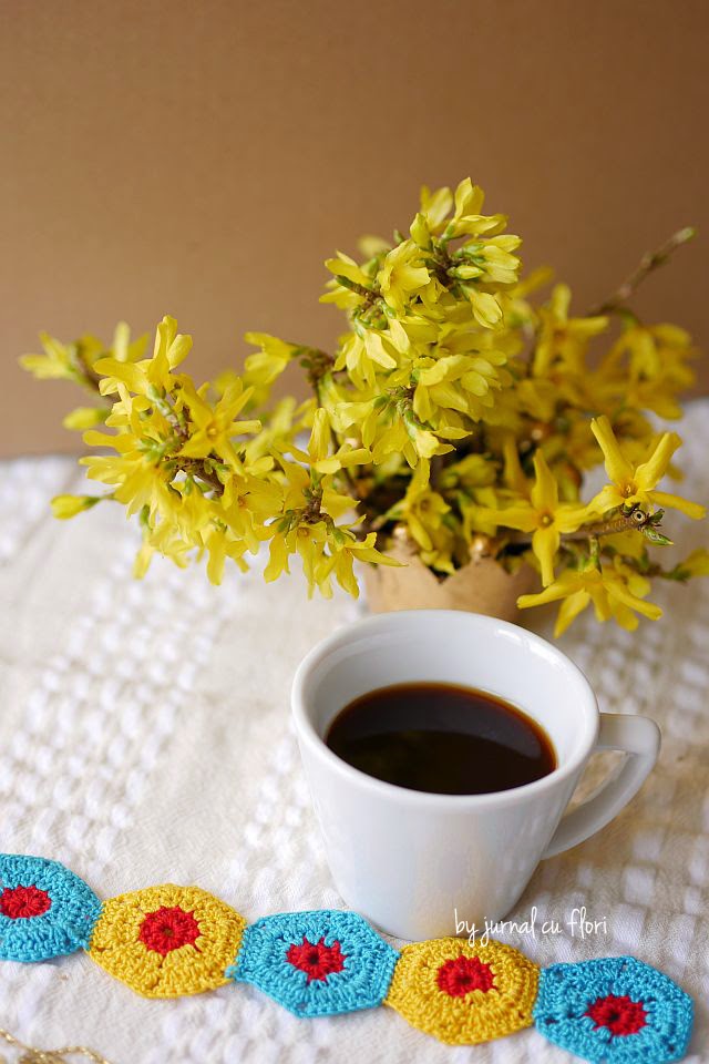 semn de carte crosetat flori crosetate cafea buchet flori galbene Forsythia bouquet arrangement