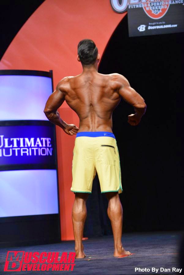 O atleta exibiu as costas musculosas durante a apresentação. Foto: Dan Ray/Muscular Development