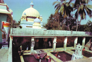 பகவான் நித்யாநந்தா ஆசிரமம் கணேஷ்புரியில் இருக்கும் சுடுநீரூற்று