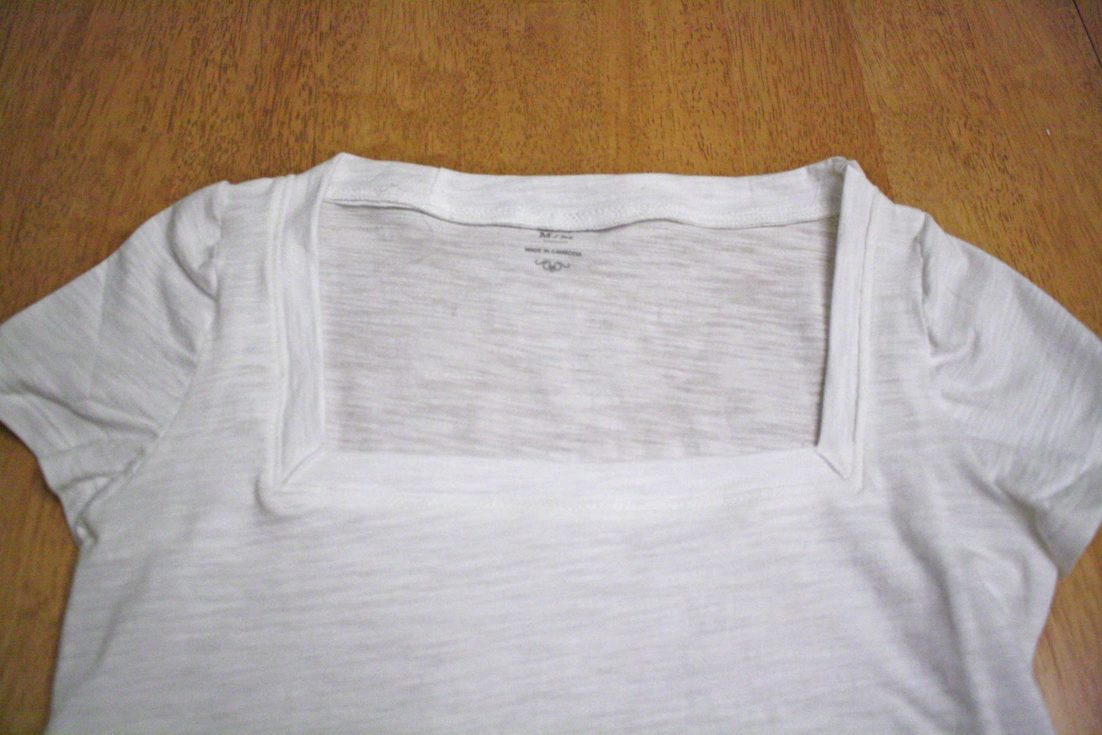 Kirkestol Og lyse Tutorial - Scoop to Square Neck T-shirt - Melly Sews