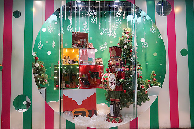 台中聖誕活動再一發│聖誕特快車來到廣三SOGO百貨廣場前亮相，還有禮物販賣機和印可拍