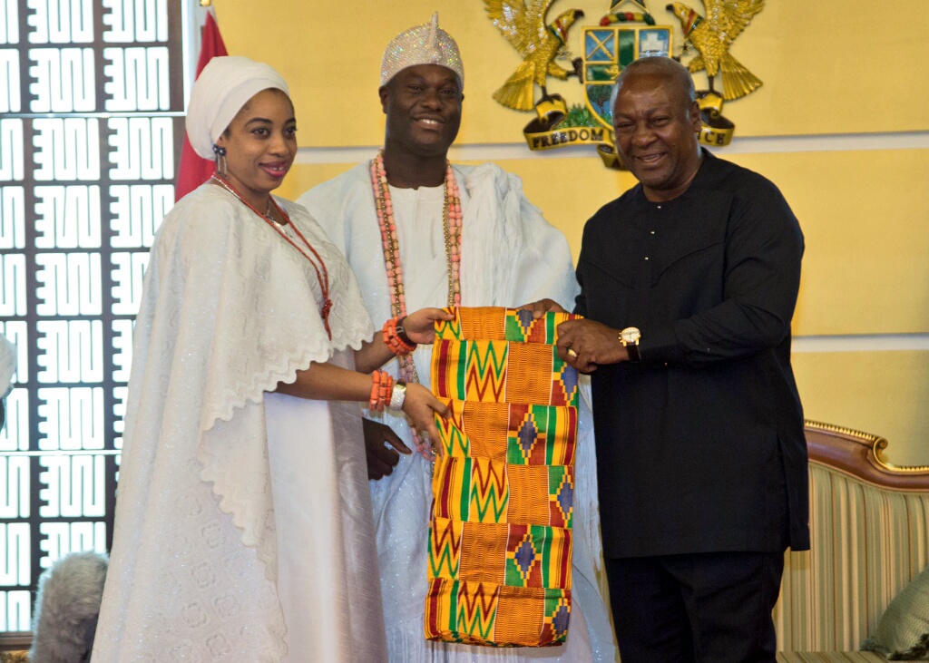 The Ghanaian President presenting #Kente to the Ooni of Ile-Ife in ...