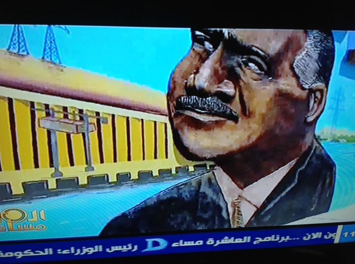 جدارية جمال عبد الناصر في مدخل مطار أسوان!