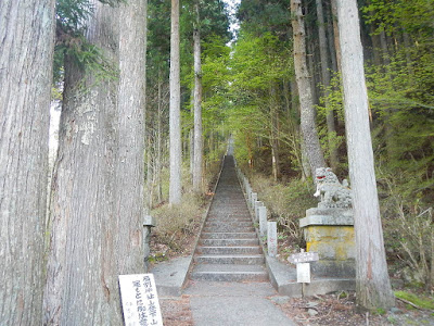 石割神社の長い階段