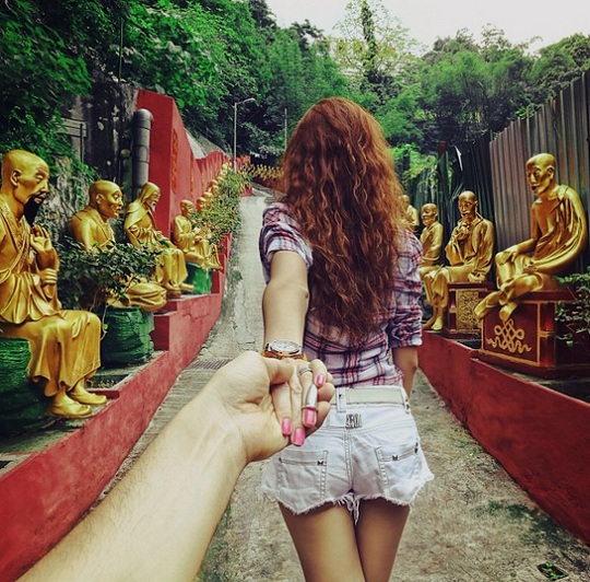 fotografo sigue a chica de la mano al templo