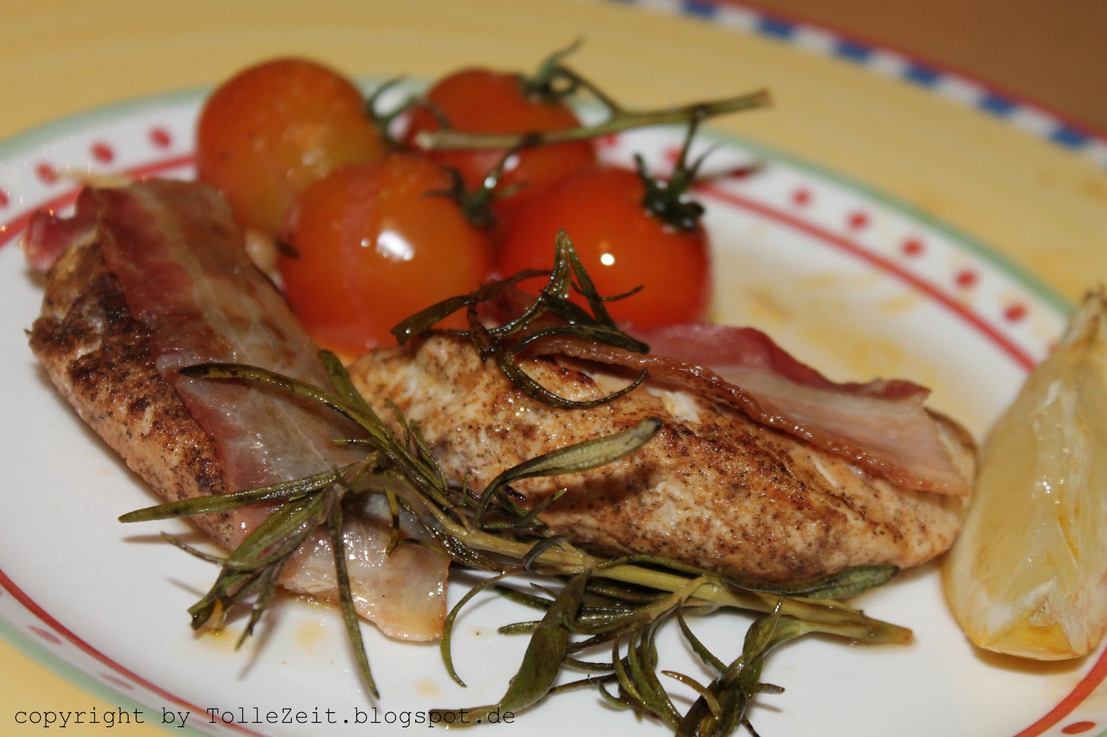 Tolle Zeit: Hühnerfilets mit Speck und Tomaten aus dem Ofen
