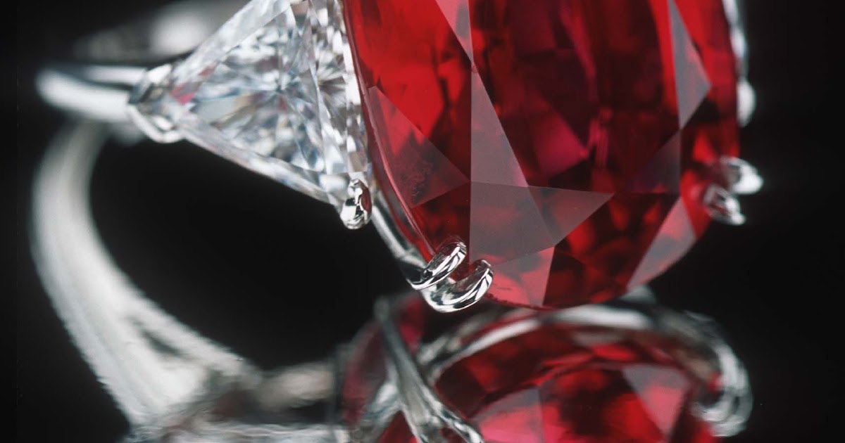 любовный камень. натуральные камни. камни для привлечения любви. хрустальное сердце. розовый кварц кристалл сердце.