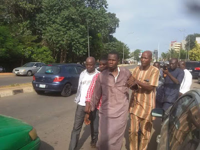 Men Apprehended In Abuja After Trying To Buy Dollars With Fake Naira Notes... Photos Cunn