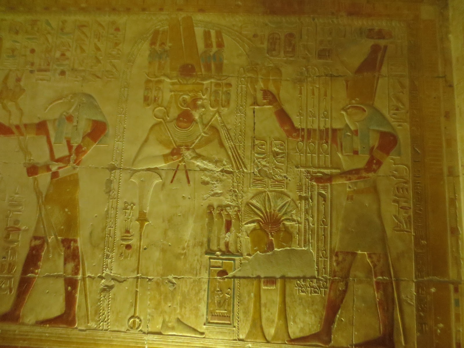 Подарки фараонов богам в храмах. Фрески древнего Египта Абидос. Фрески в пирамидах Египта. Пирамида Хеопса фрески. Изображений в древнем храме египетского Абидос.
