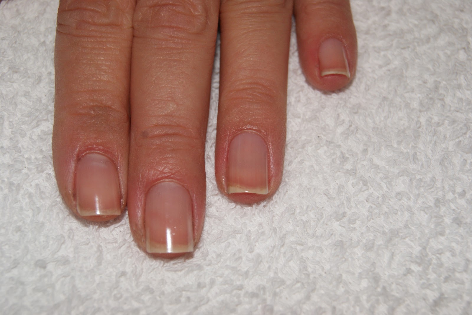 Je change la forme de mes ongles, je les veux carrés!!!