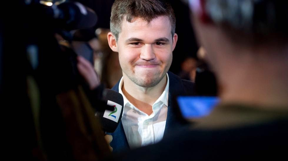 Surprise, Magnus Carlsen commente l’événement eu direct sur la chaîne de télévision norvégienne TV2 - Photo © site officiel 