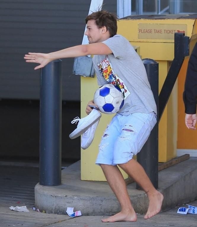 Candid Guys Feet: Louis Tomlinson barefoot with dirty soles