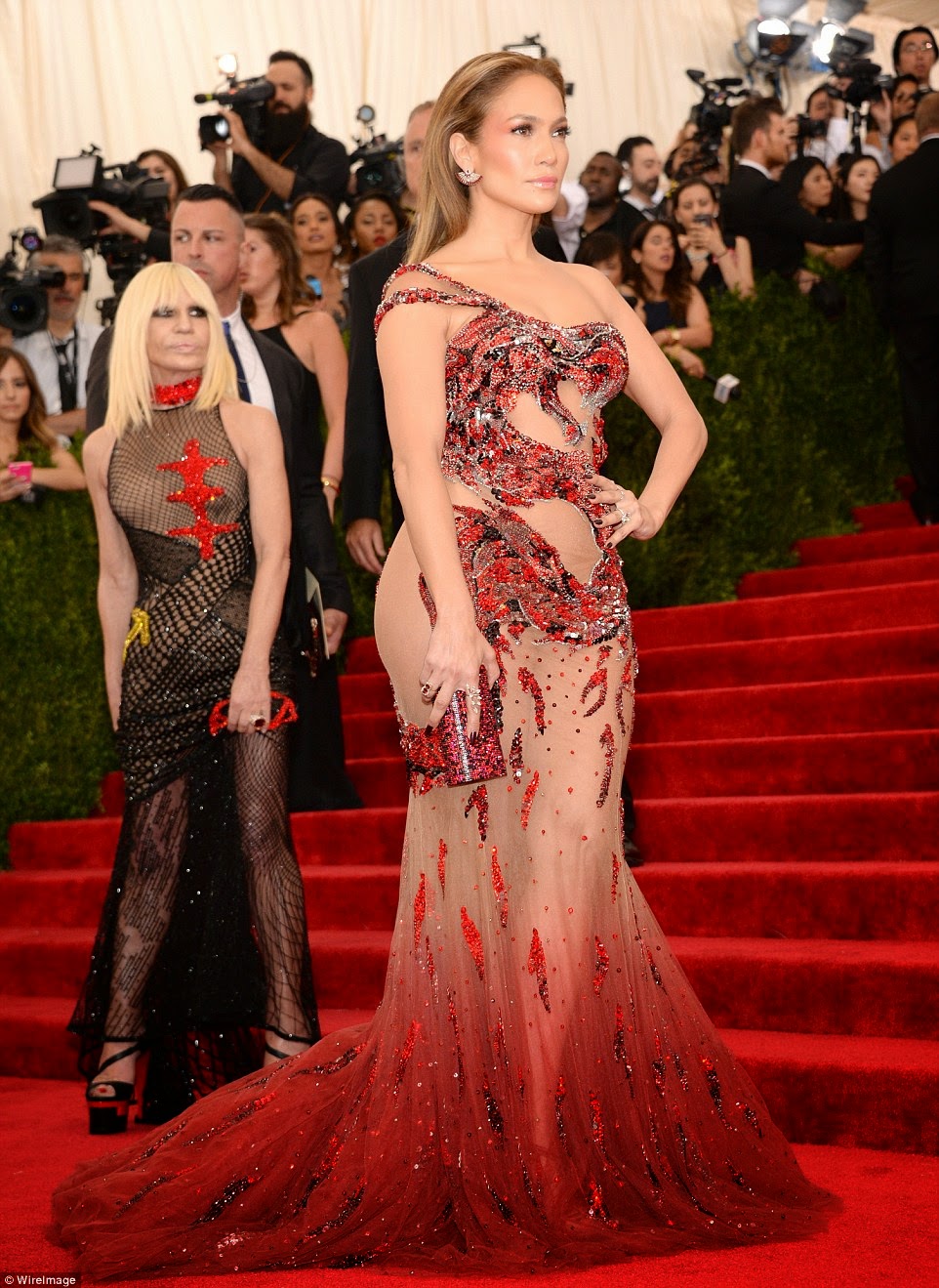 Jennifer Lopez Rocks Donatella Versace Dress At 2015 Met Gala (PHOTOS)