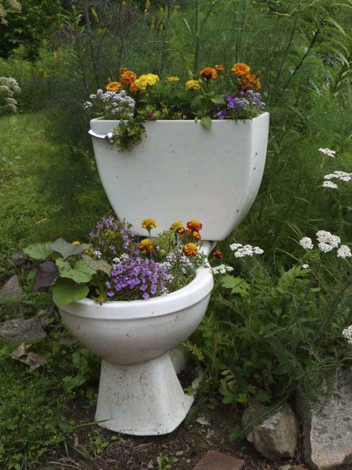 15 Ideas to Turn the Old Bathroom Elements Into Unique Planters | Do it