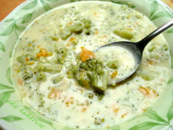 Broccoli and cheese soup by Laka kuharica: healthy, cheesy and delicious soup ideal for all those that are not broccoli fans.
