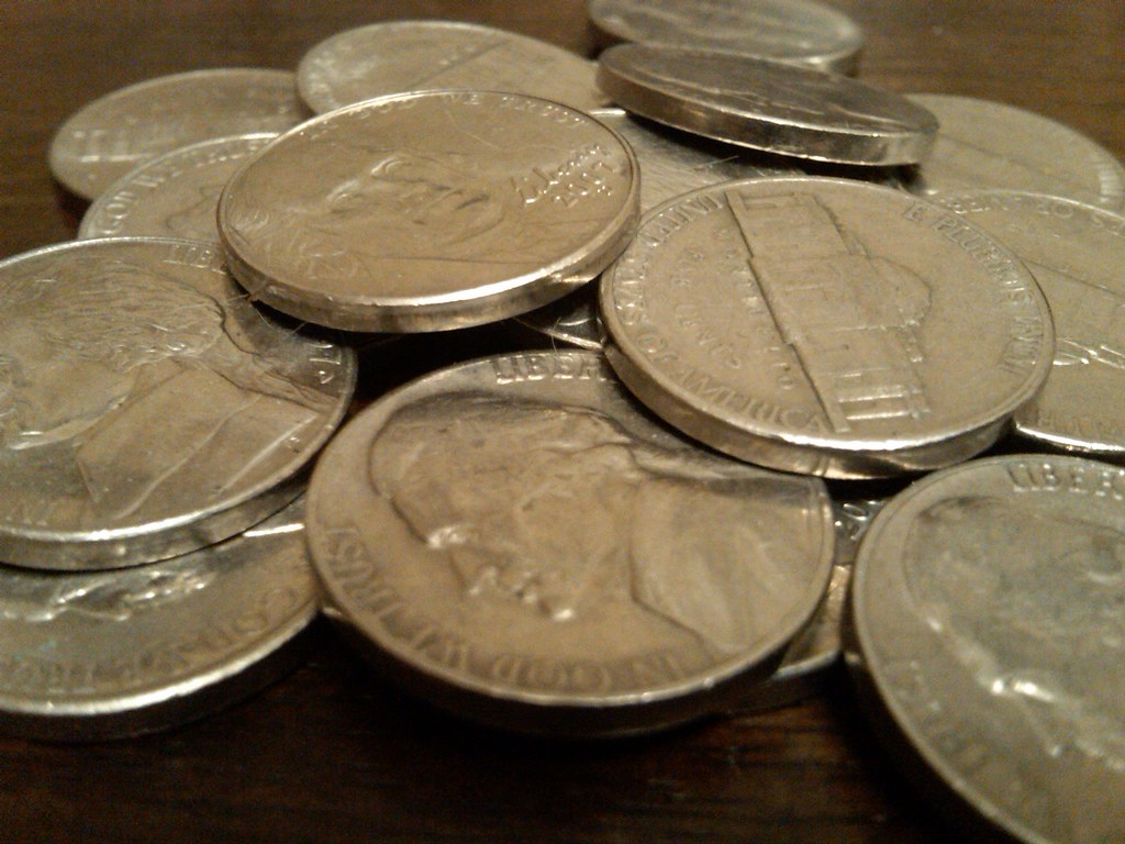 “Not worth a plug nickel” nghĩa là gì?