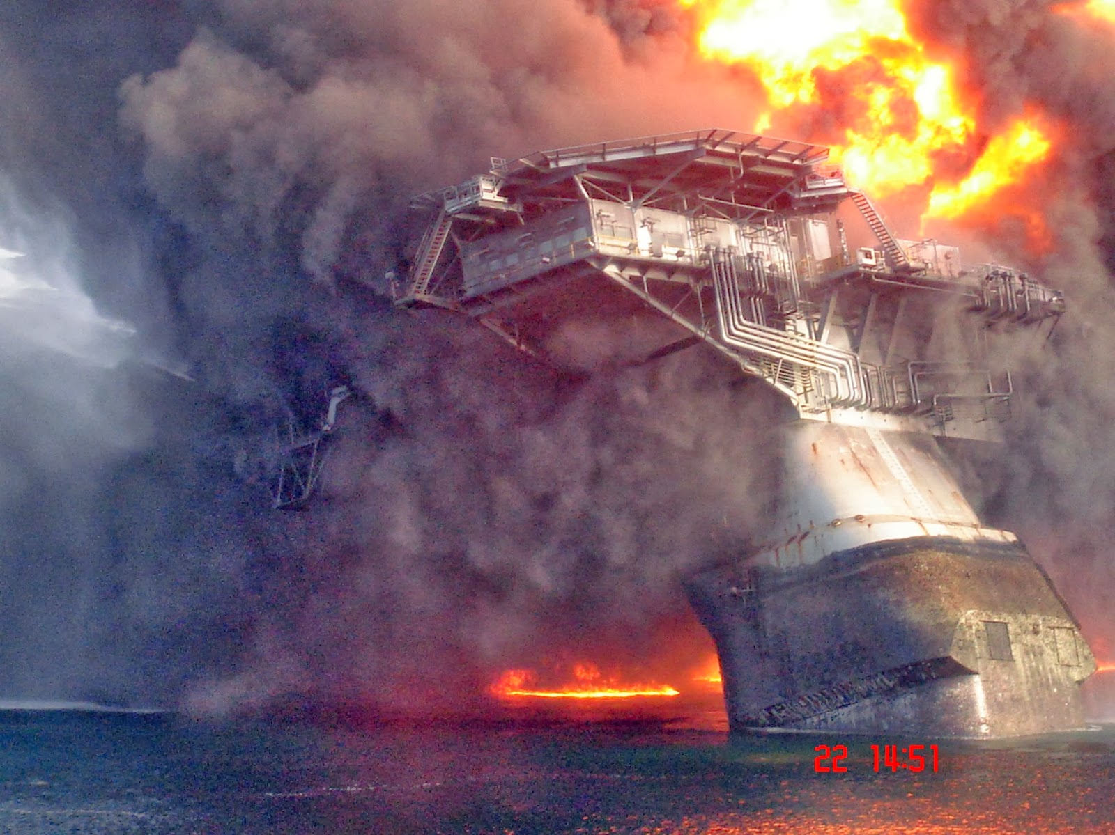Какая была последняя катастрофа. Взрыв на нефтяной платформе в мексиканском заливе 2010. Взрыв платформы Deepwater Horizon. Взрыв нефтяной платформы Deepwater Horizon в мексиканском заливе 2010. Взрыв нефтяной платформы Deepwater Horizon - 20 апреля 2010 года.
