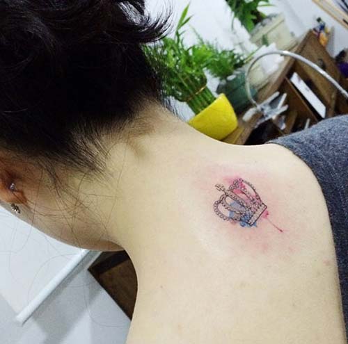 woman back colorful crown tattoo bayan sırt renkli taç dövmesi woman back colorful crown tattoo bayan sırt renkli taç dövmesi