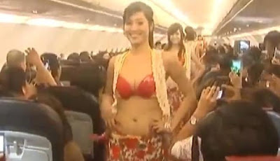 Show Bikini Dalam Dalam Pesawat, Maskapai Didenda