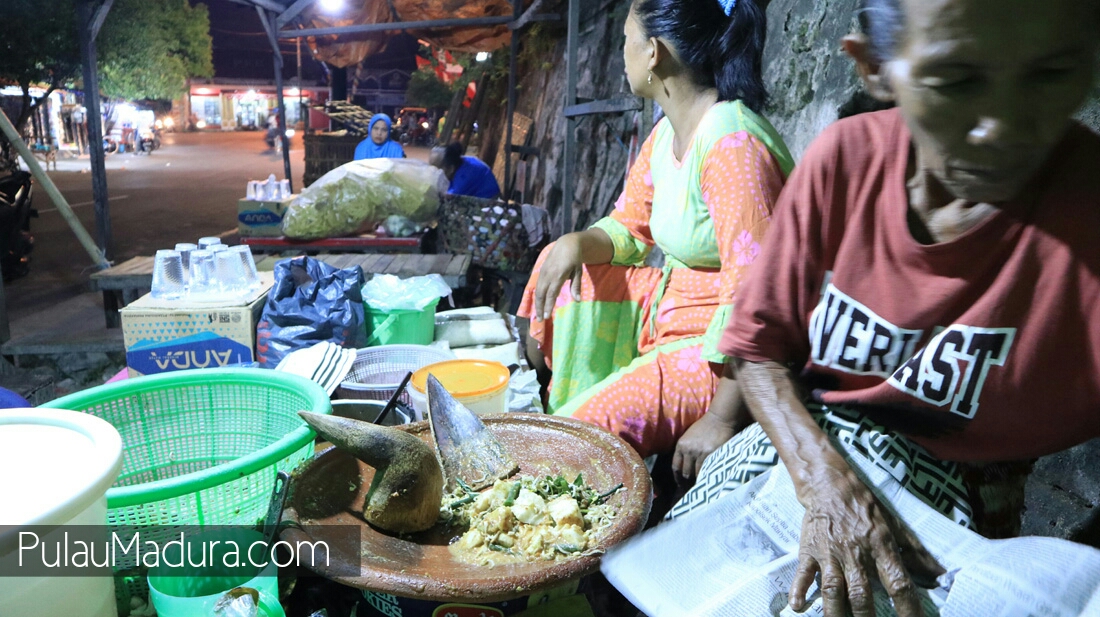 Kuliner Rujak Desa Di Malam Hari Khas Kabupaten Bangkalan Gerbang Pulau Madura