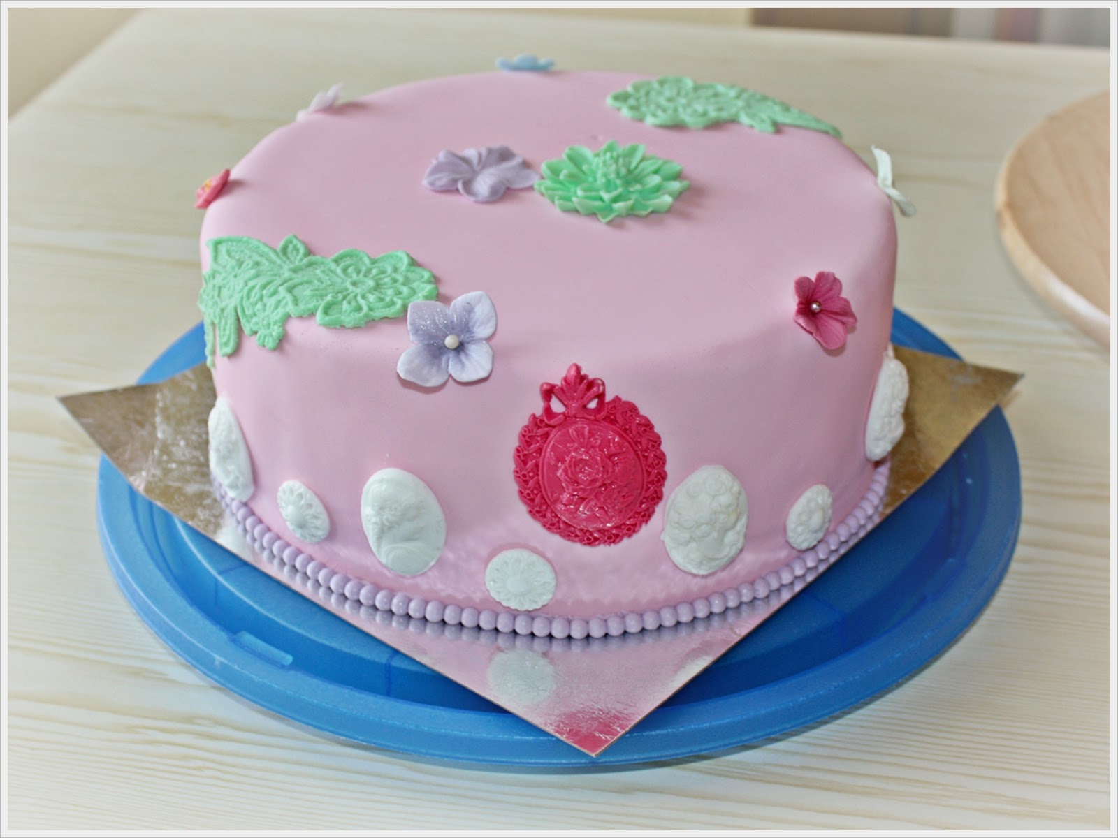 простое украшение торта в домашних. тортики с мастикой. торт украшенный мастикой. торт с мастикой для начинающих. украшение торта для девочки.