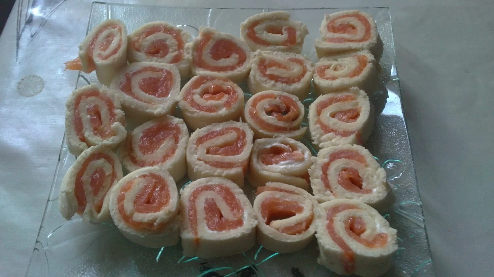 Dégustations d'Oum Safiya: roulé de pain de mie au saumon
