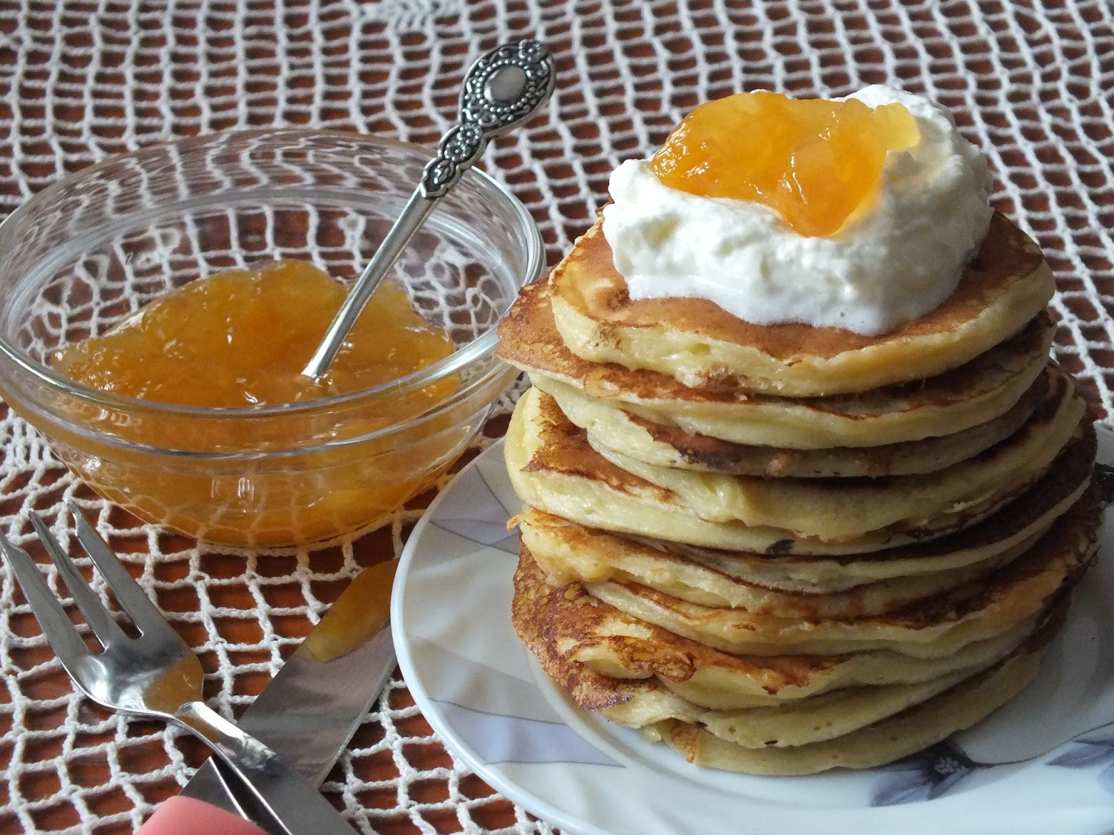 z cukrem pudrem twarogowe pancakes